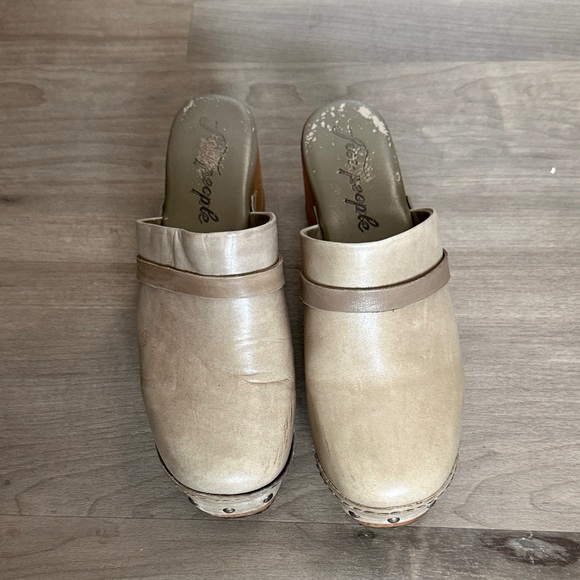 Free People Shoes - Free People Cream and Tan Leather Clogs